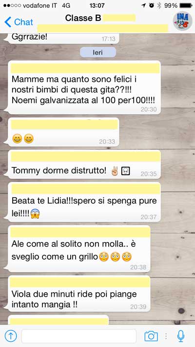 Mamme che scrivono messaggi su Whatsapp
